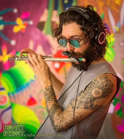 Flooting Grooves performing live with flute and headphones
